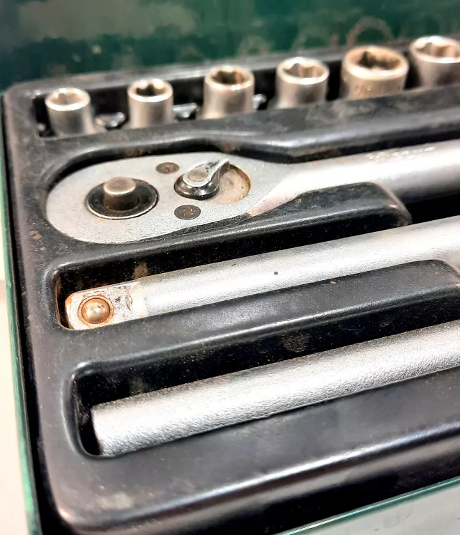 zestaw-kluczy-nasadkowych-wisent-zielona-skrzynka-rodzaj-klucza-nasadowy