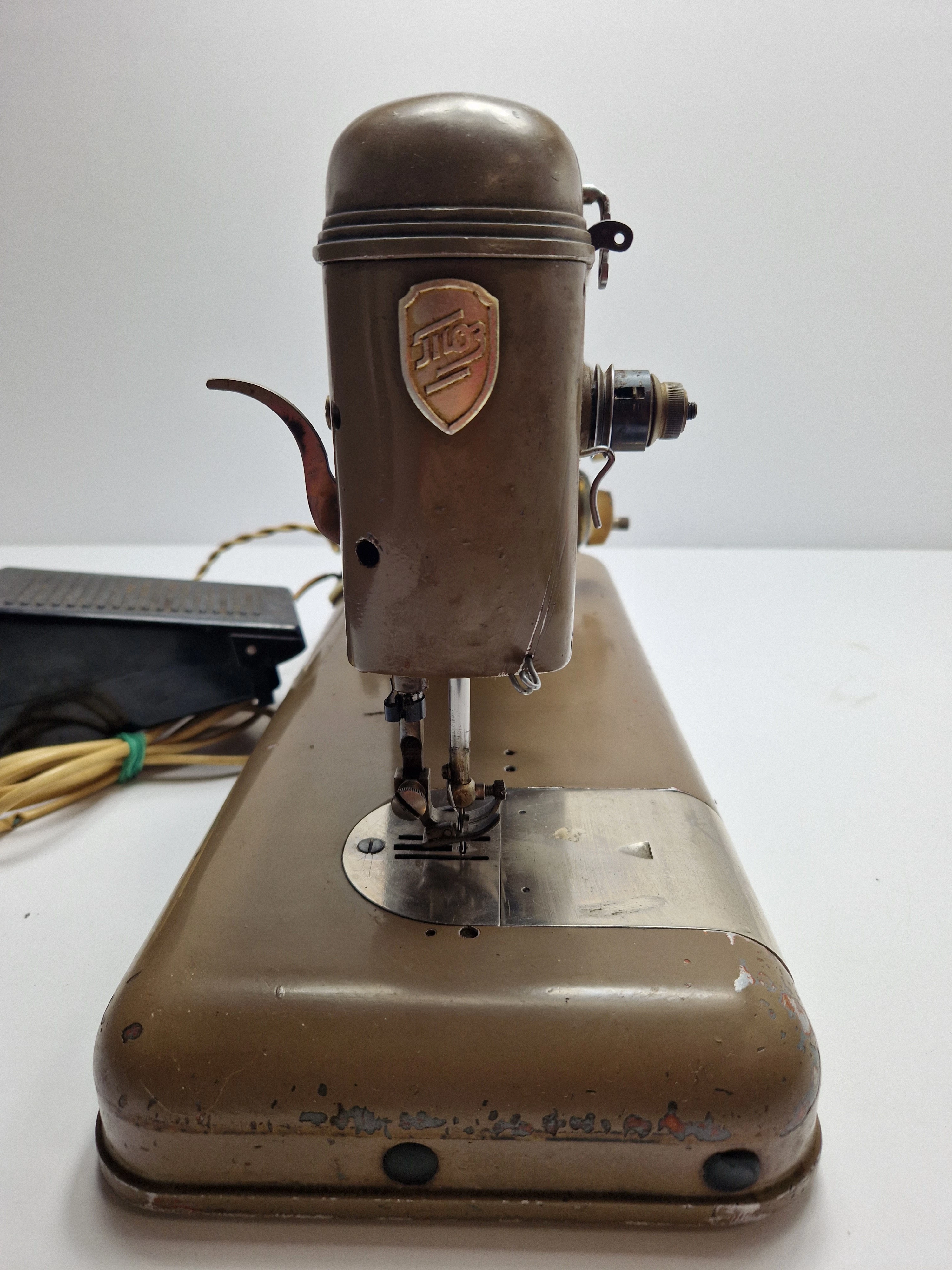 maszyna-do-szycia-tula-walizka-transportowa-kolor-dominujacy-czerwony