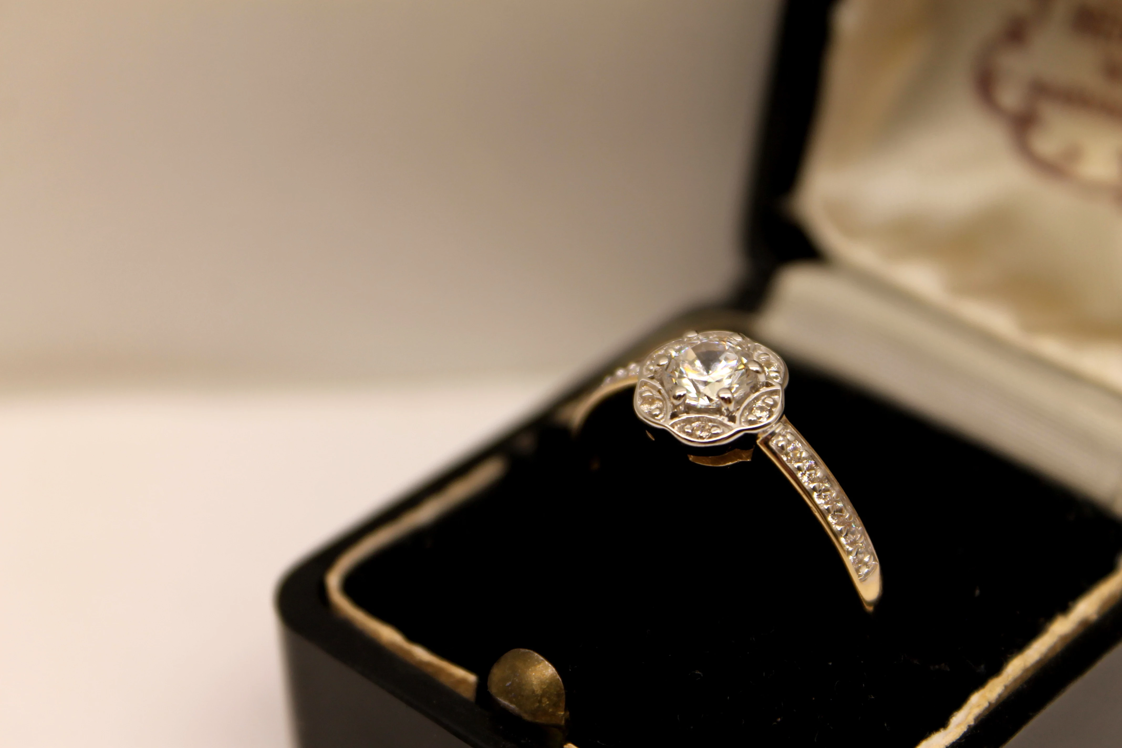 urokliwy-zloty-pierscionek-330g-p585-r22-ean-gtin-0045678658771