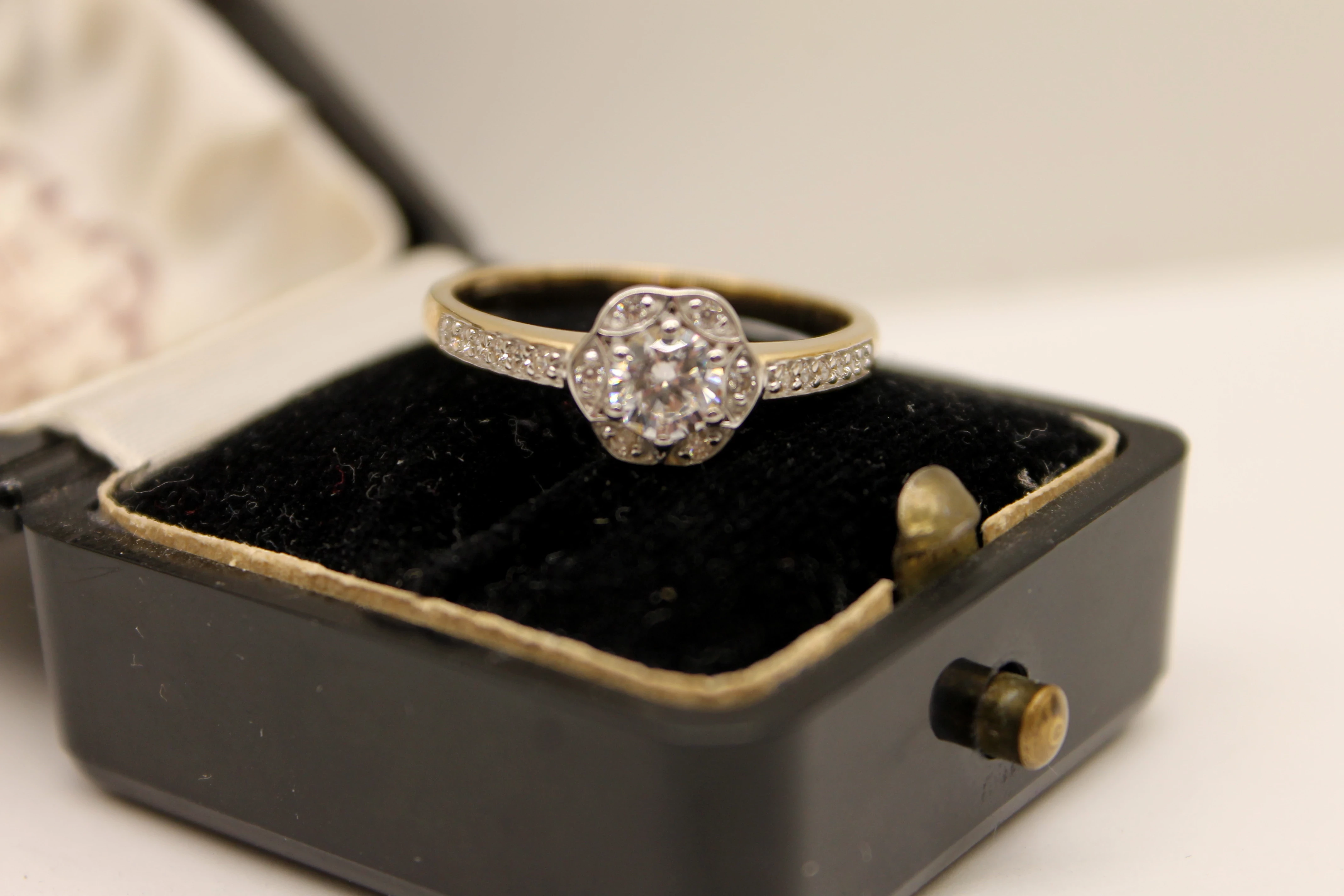 urokliwy-zloty-pierscionek-330g-p585-r22-material-15835-2