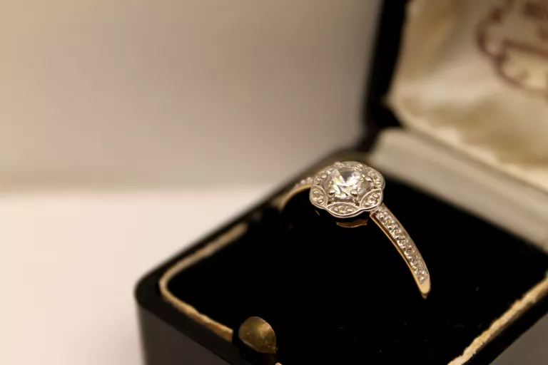 urokliwy-zloty-pierscionek-330g-p585-r22-ean-gtin-0045678658771