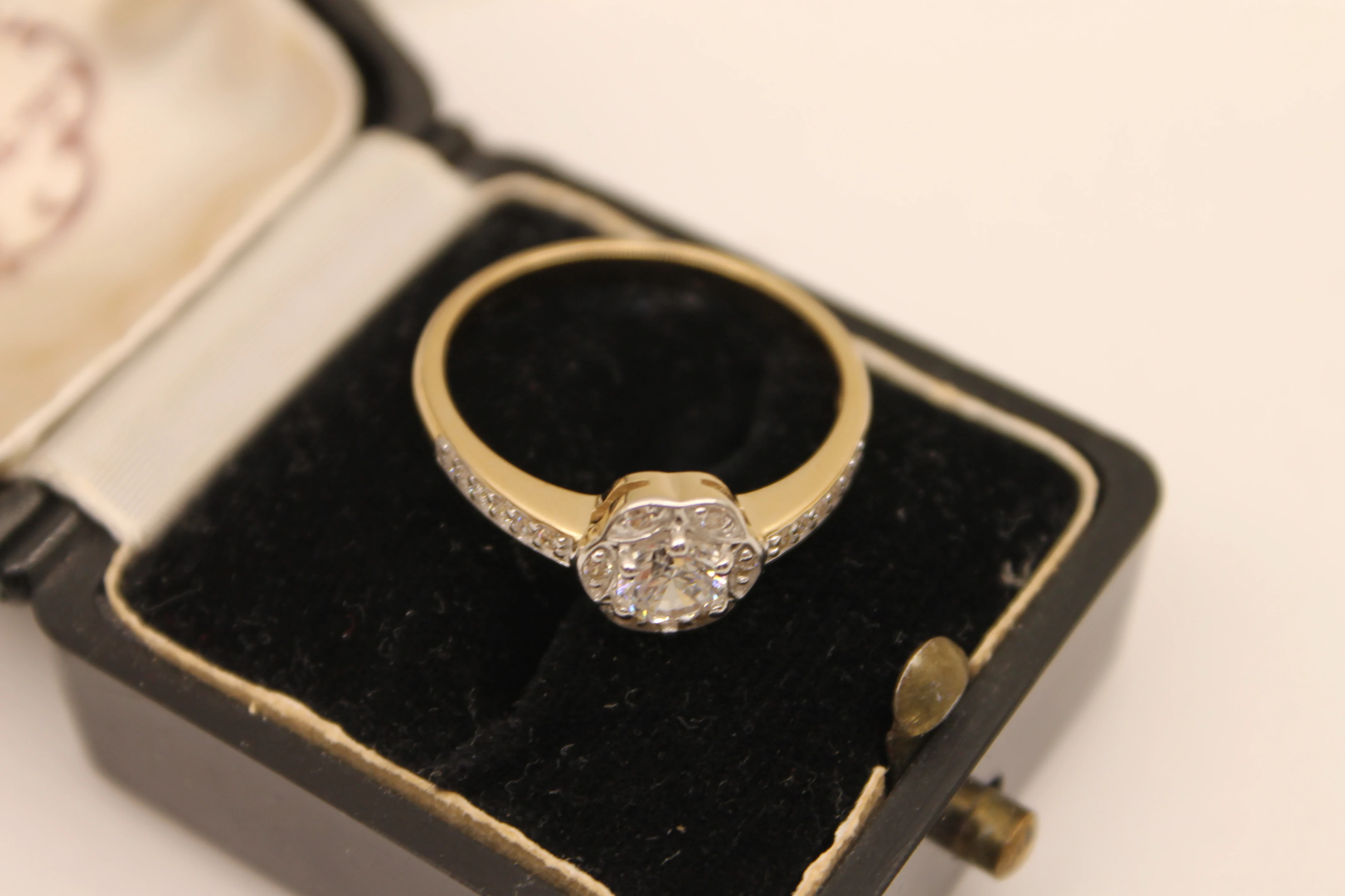 urokliwy-zloty-pierscionek-330g-p585-r22-kamien-17088-524288