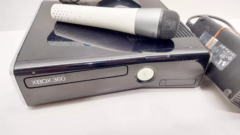 KONSOLA XBOX 360 /KABLE/ MIKROFON/ KINEKT