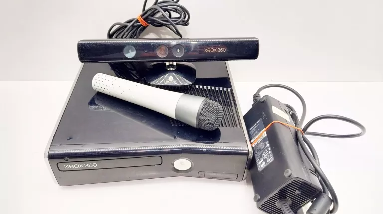 KONSOLA XBOX 360 /KABLE/ MIKROFON/ KINEKT