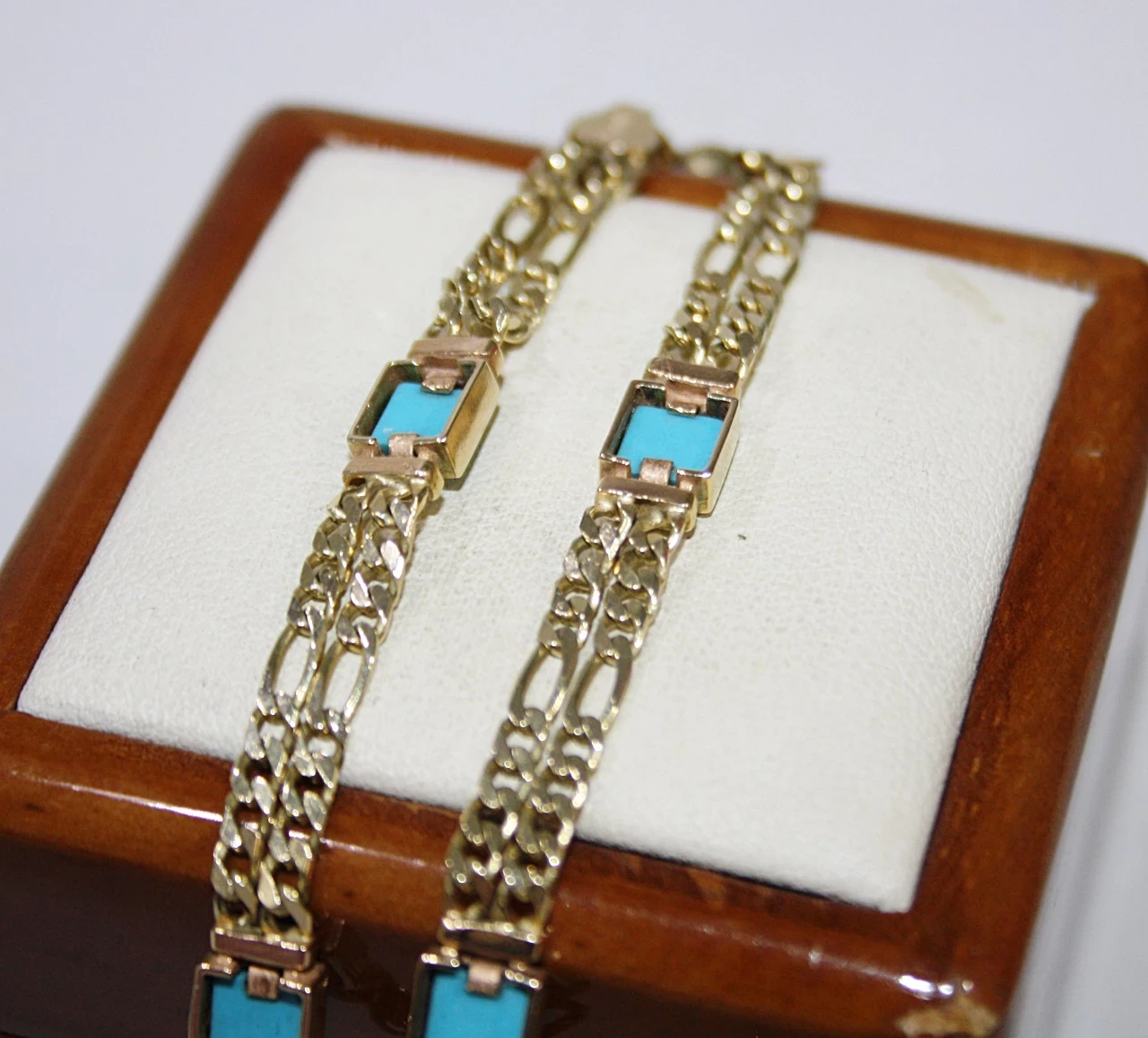 boska-zlota-bransoletka-z-niebieskimi-oczkami-1002g-r20-cm-kolor-dominujacy-zloty