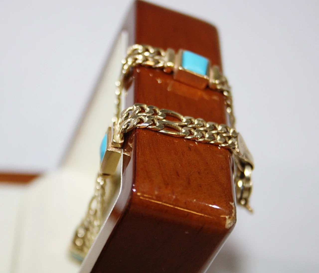 boska-zlota-bransoletka-z-niebieskimi-oczkami-1002g-r20-cm-rodzaj-wyrob-jubilerski