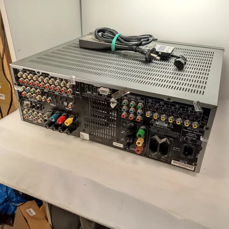 AMPLITUNER HARMAN KARDON AVR 630 + PILOT