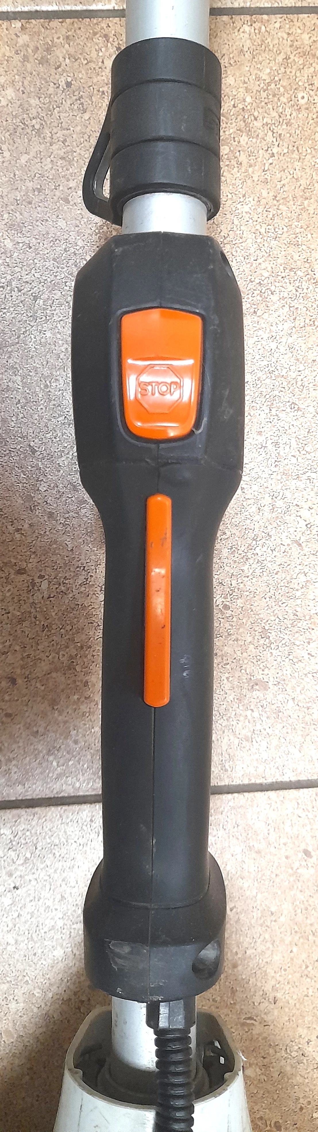 kosa-spalinowa-stihl-km-131r-nozyce-stihl-do-zywoplotu-na-wysiegniku-waga-narzedzia-10