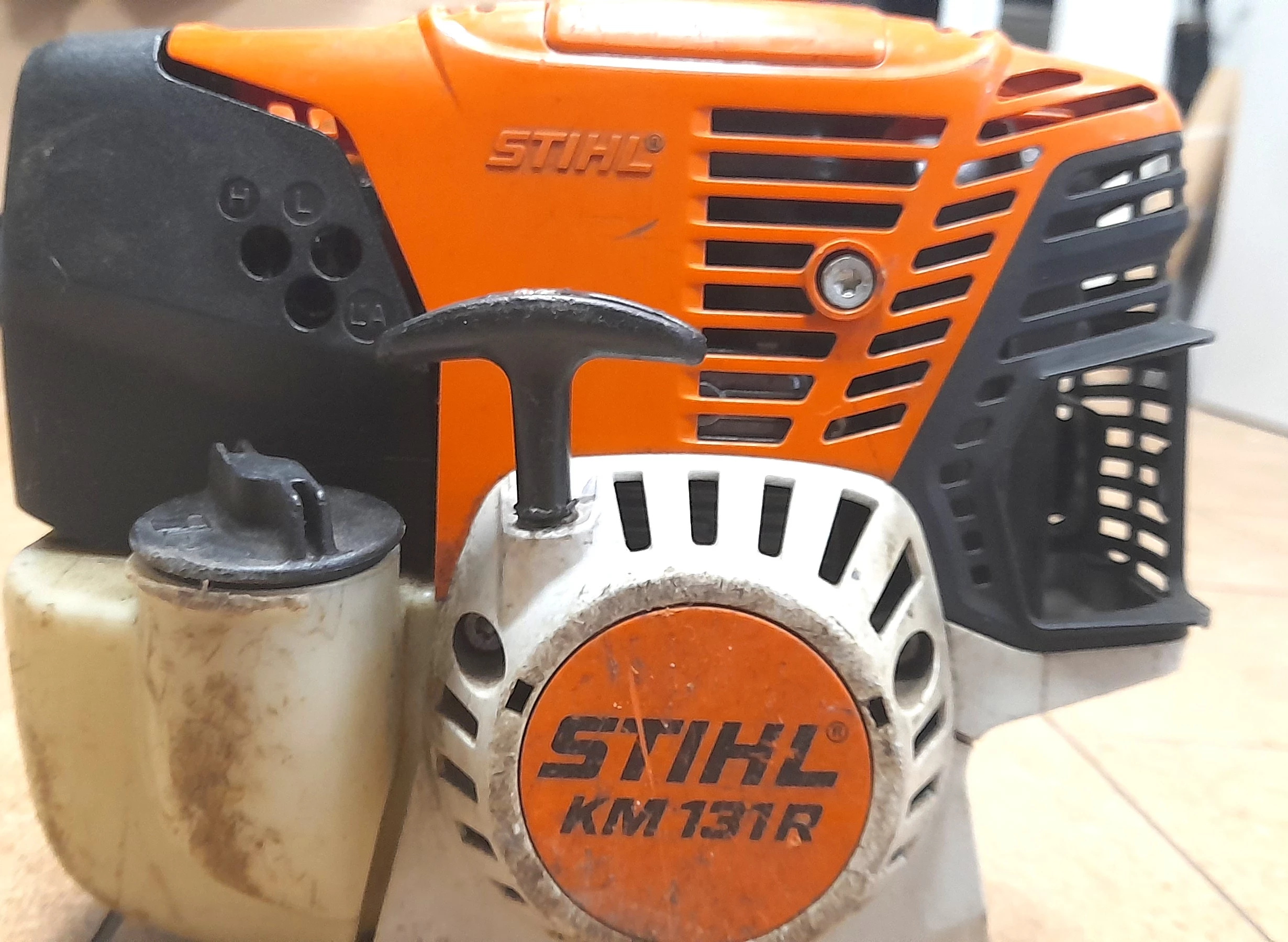 kosa-spalinowa-stihl-km-131r-nozyce-stihl-do-zywoplotu-na-wysiegniku-dlugosc-narzedzia-190
