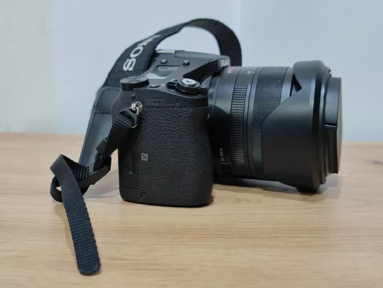 SONY RX10: APARAT CYFROWY Z OBIEKTYWEM 24 – 200 MM F2,8 20,2 MPIX