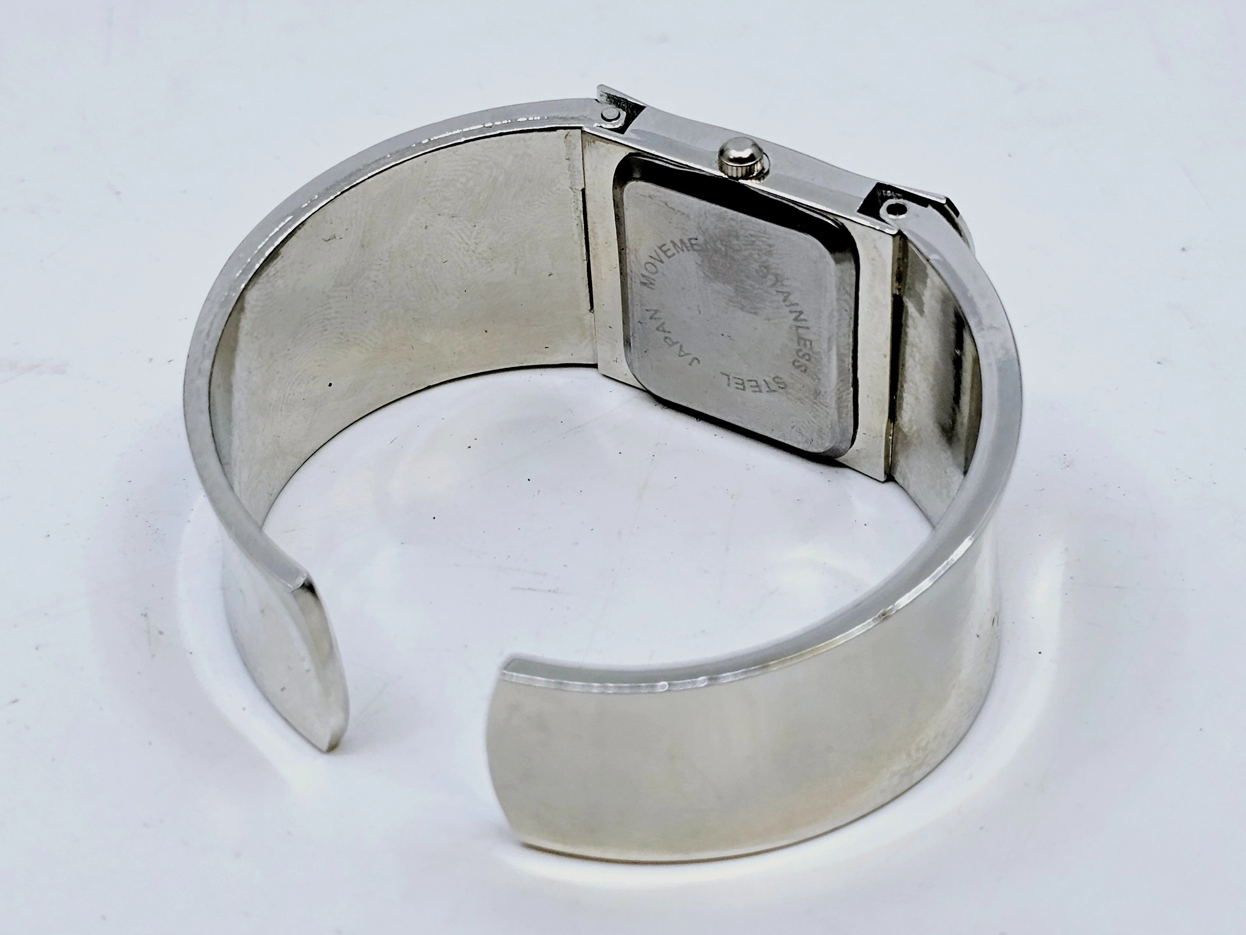 zegarek-leo-bernard-material-paska-stal