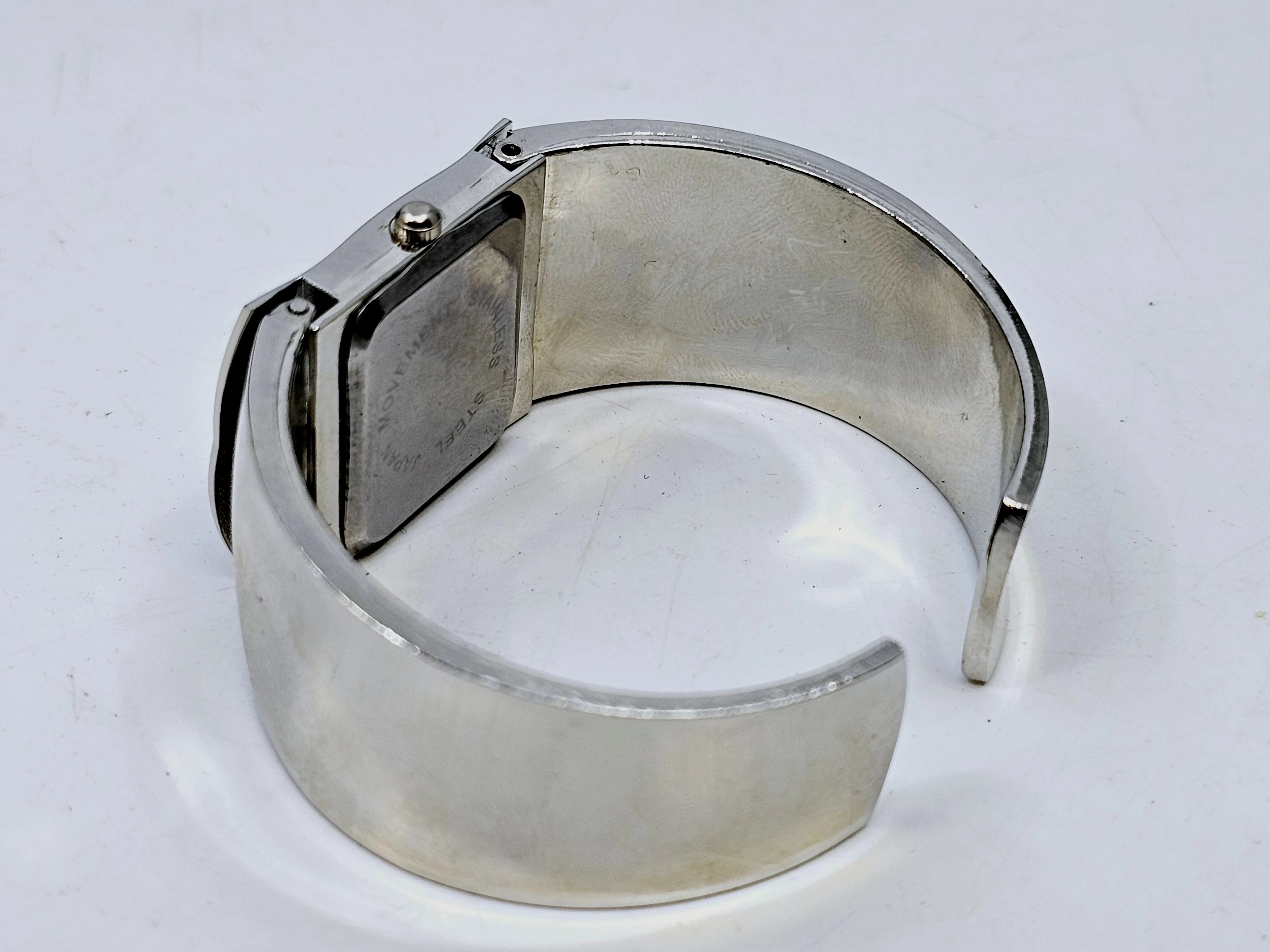 zegarek-leo-bernard-ksztalt-koperty-okragla