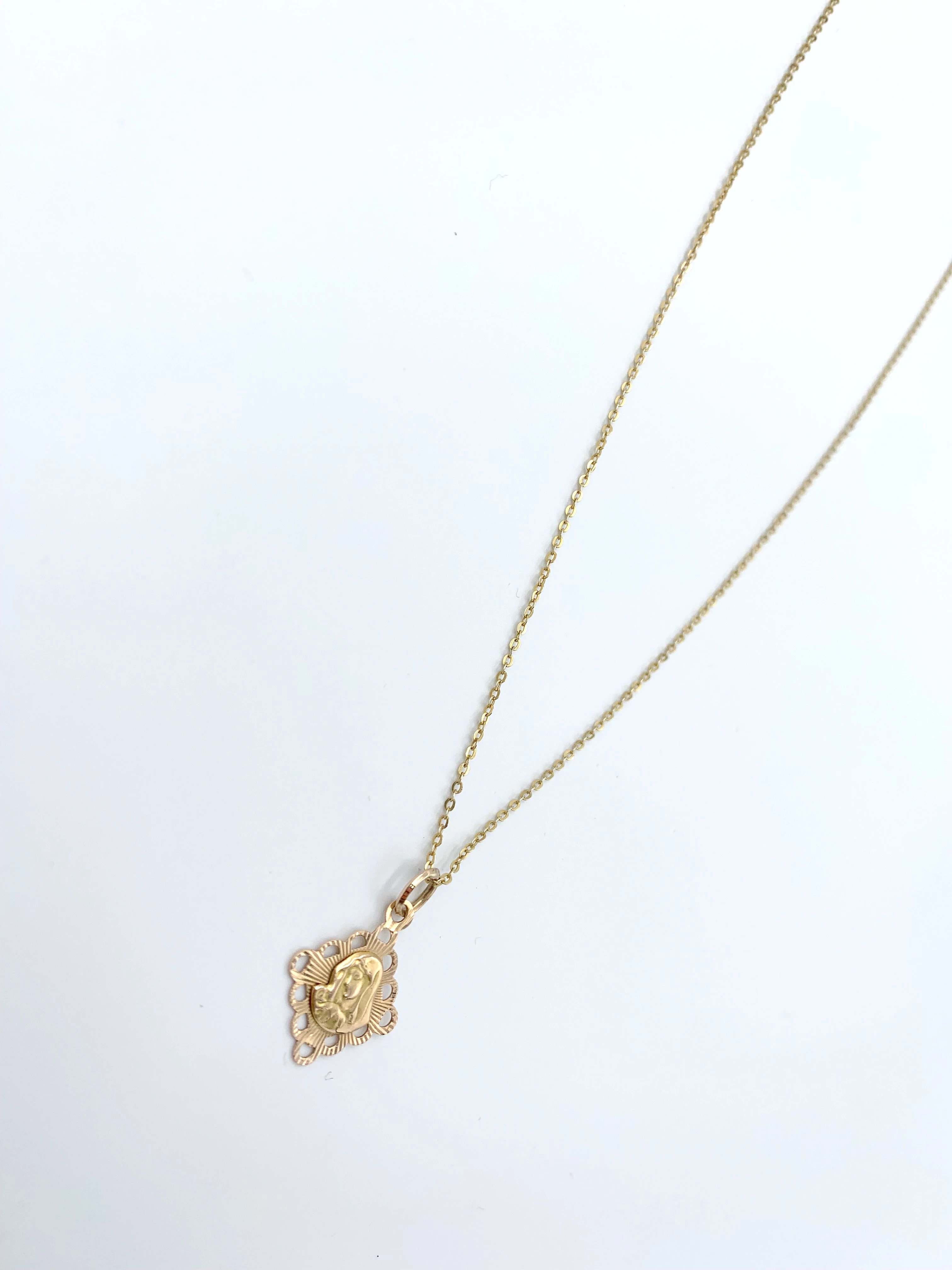 wyrob-jubilerski-uzywany-lancuszek-z-zawieszka-marka-bez-marki