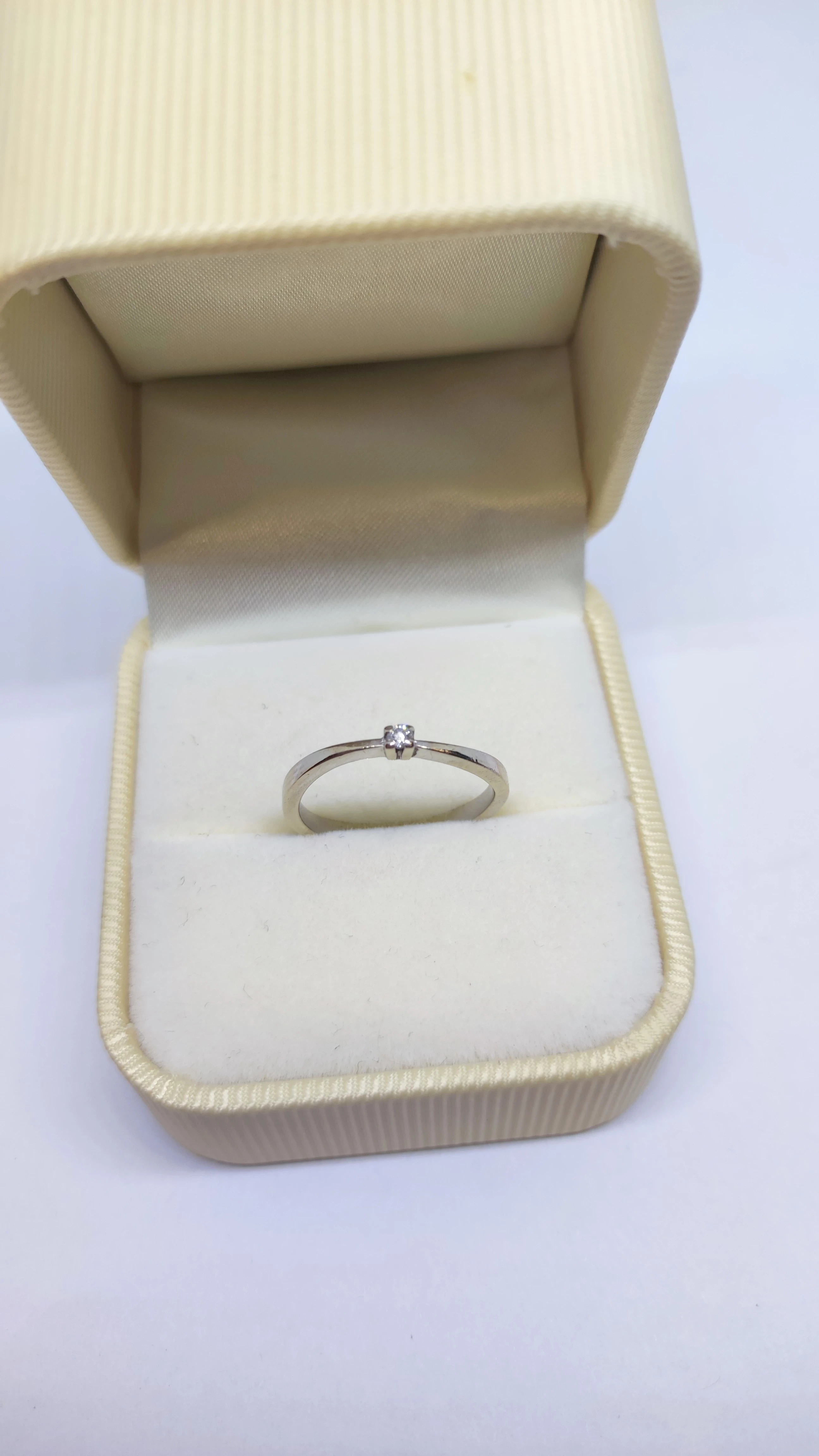 pierscionek-z-bialego-zlota-14k-z-brylantem-stan-uzywany