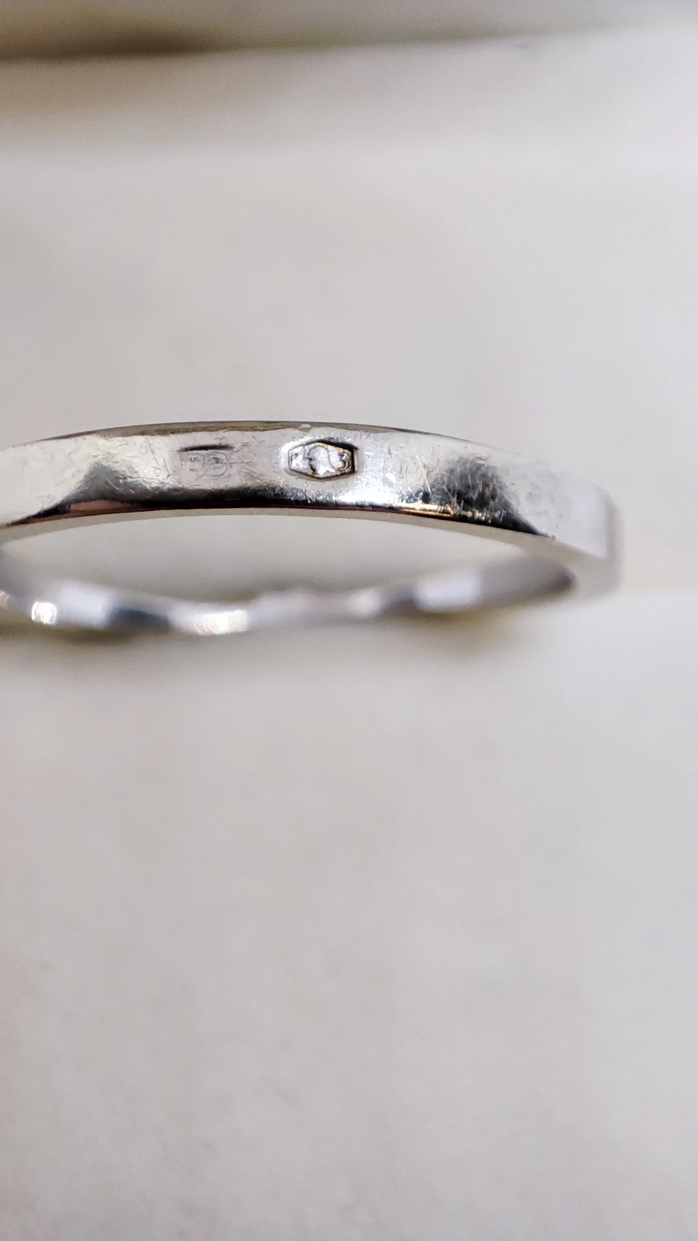 pierscionek-z-bialego-zlota-14k-z-brylantem-material-zloto-biale