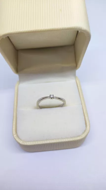 PIERŚCIONEK Z BIAŁEGO ZŁOTA 14K Z BRYLANTEM