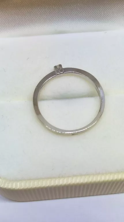 PIERŚCIONEK Z BIAŁEGO ZŁOTA 14K Z BRYLANTEM