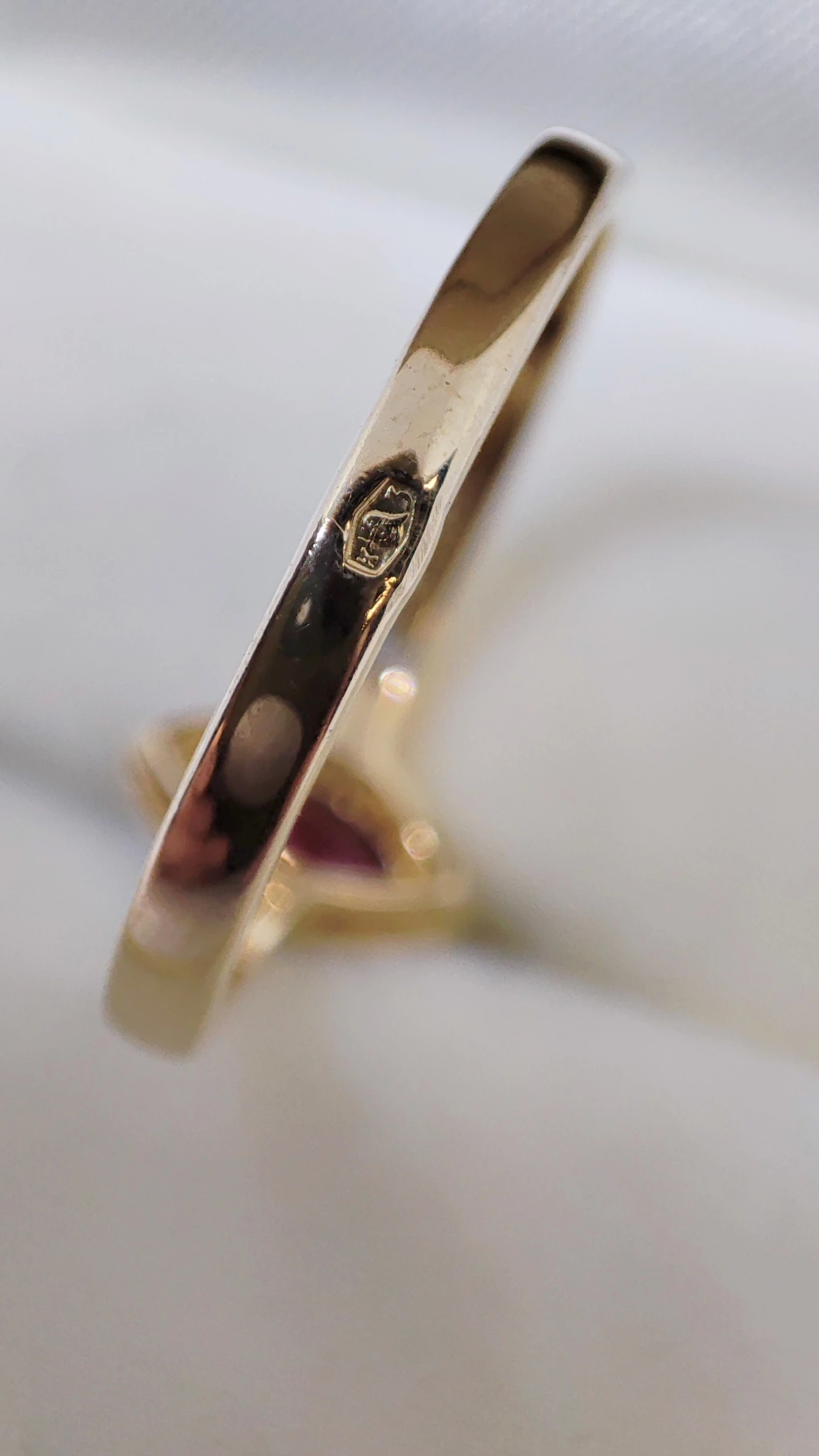 zloty-pierscionek-14k-z-rubinem-i-brylantami-material-zloto