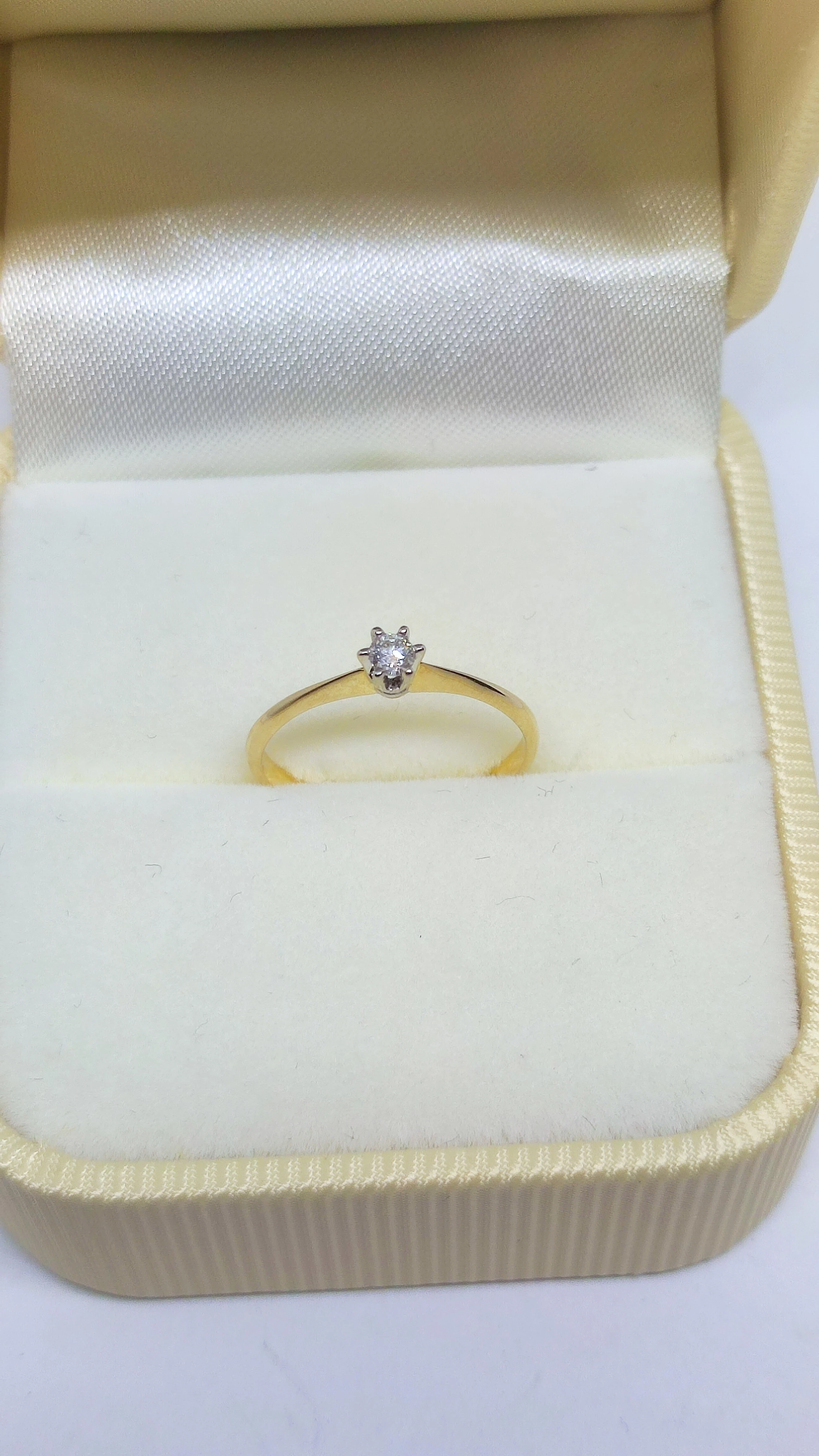 pierscionek-14k-z-diamentem-stan-uzywany