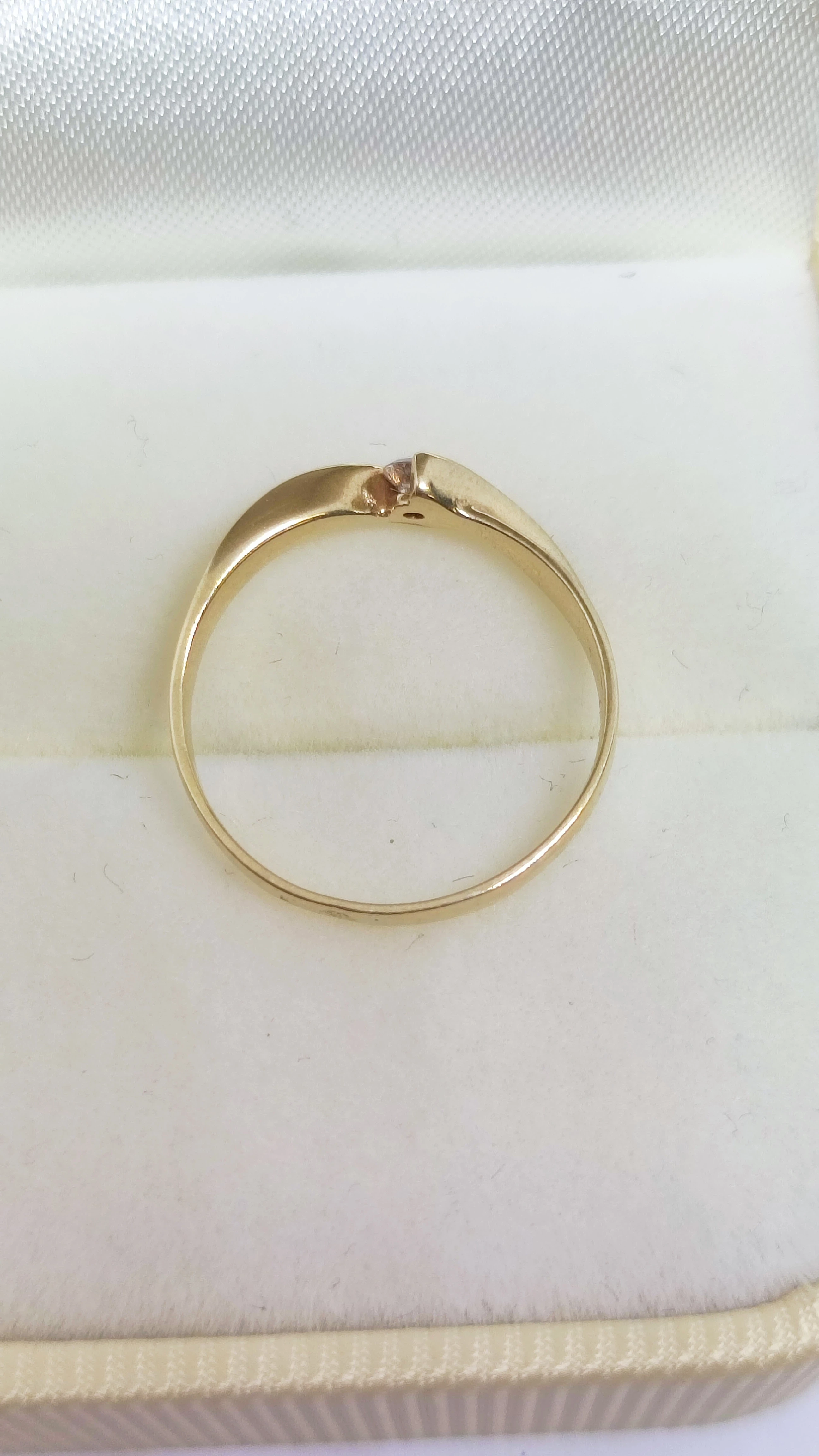 pierscionek-14k-z-diamentem-material-zloto