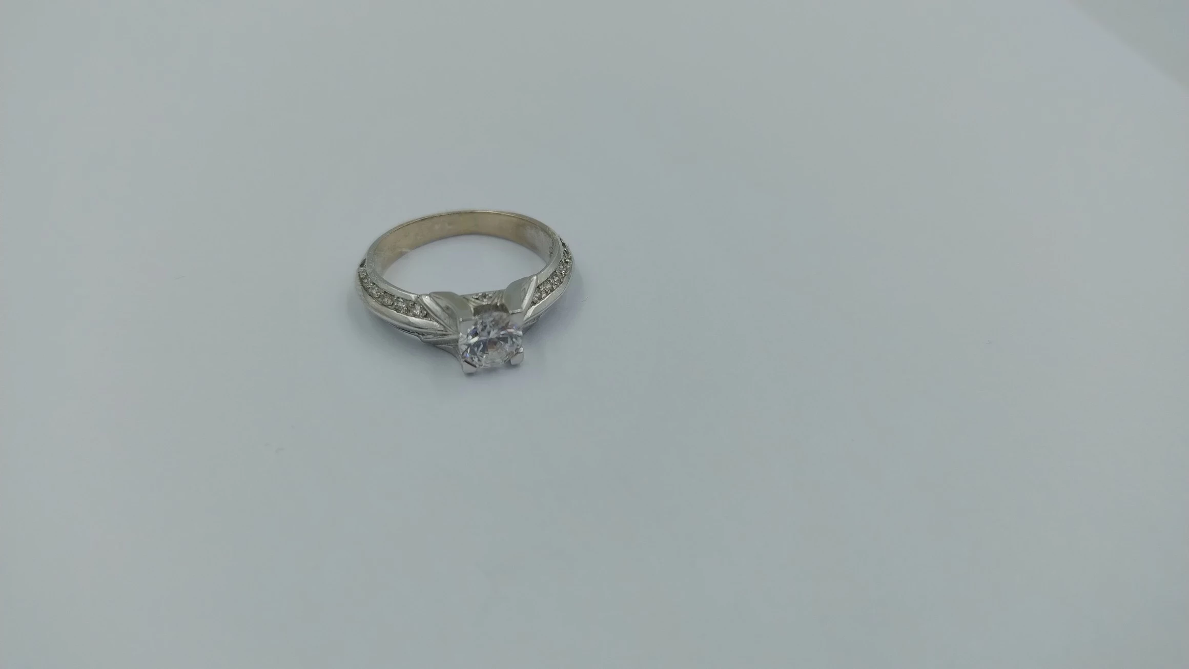 wyrob-jubilerski-uzywany-pierscionek-marka-bez-marki