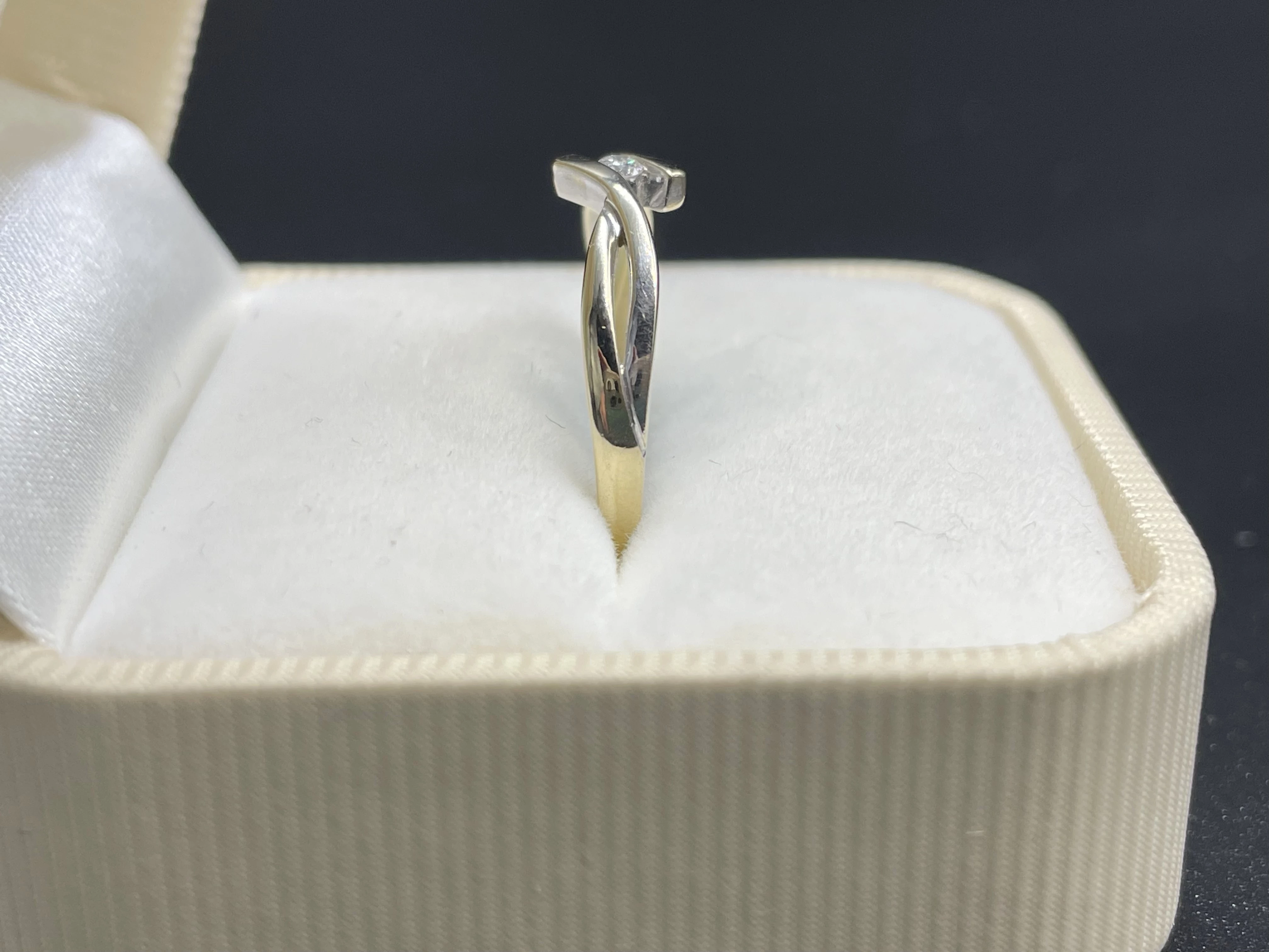 pierscionek-zloto-14-z-brylantem-material-zloto