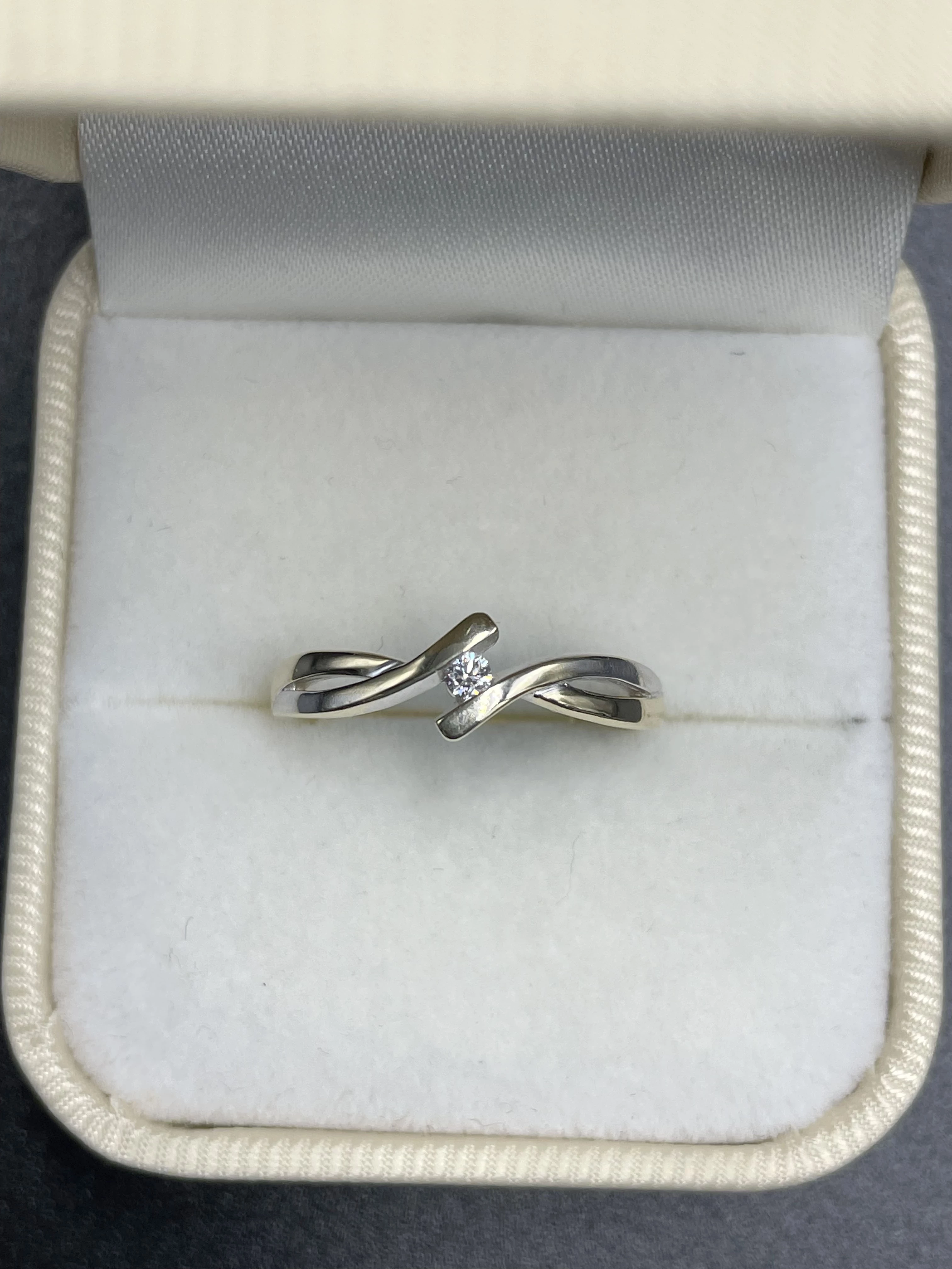 pierscionek-zloto-14-z-brylantem-stan-uzywany