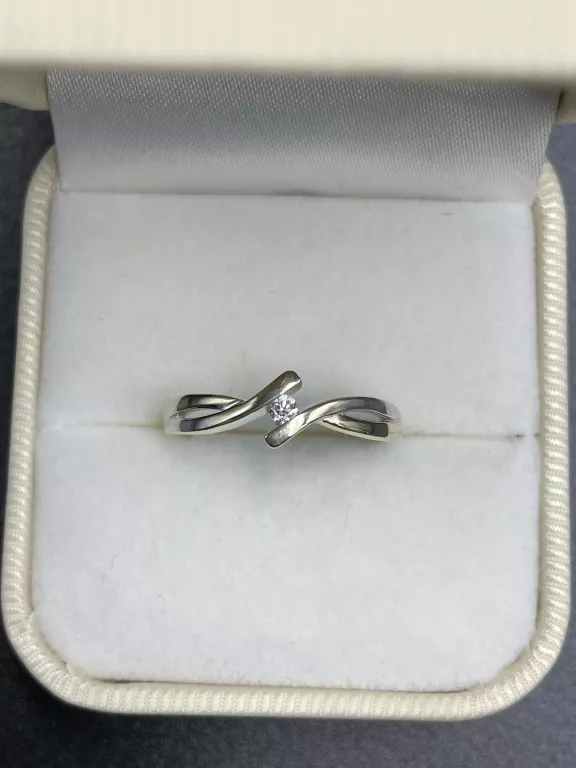 pierscionek-zloto-14-z-brylantem-stan-uzywany