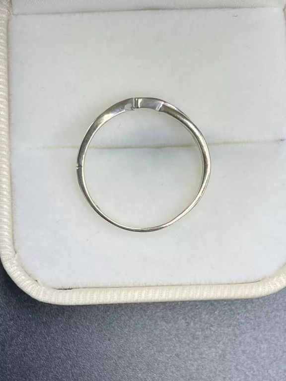 pierscionek-zloto-14-z-brylantem-kolor-dominujacy-zloty