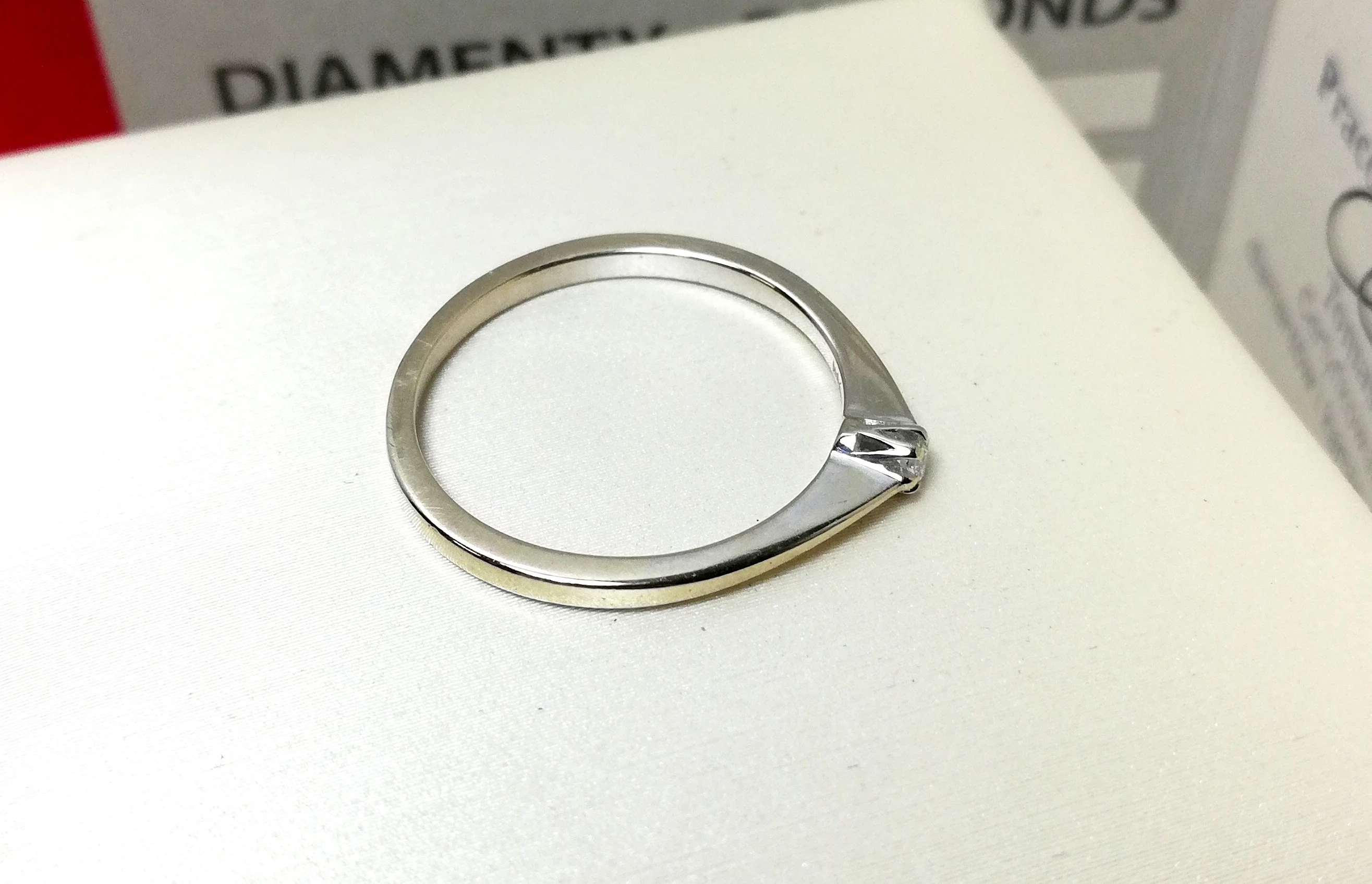 zloty-pierscionek-z-bialego-zlota-z-brylantem-wk-184gr-585-r165-kolor-dominujacy-205826-225106