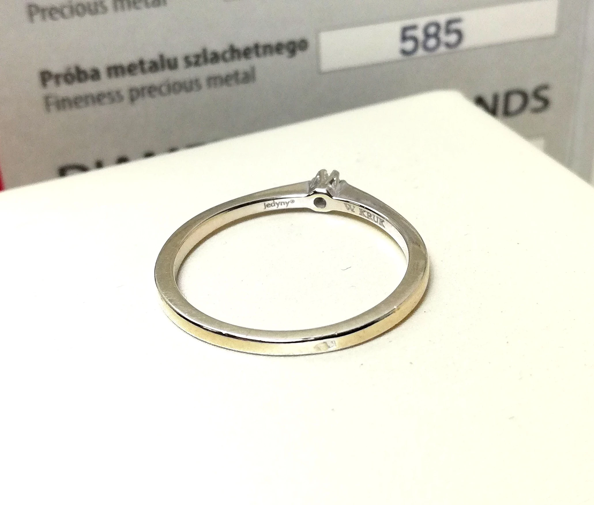 zloty-pierscionek-z-bialego-zlota-z-brylantem-wk-184gr-585-r165-kamien-17088-128