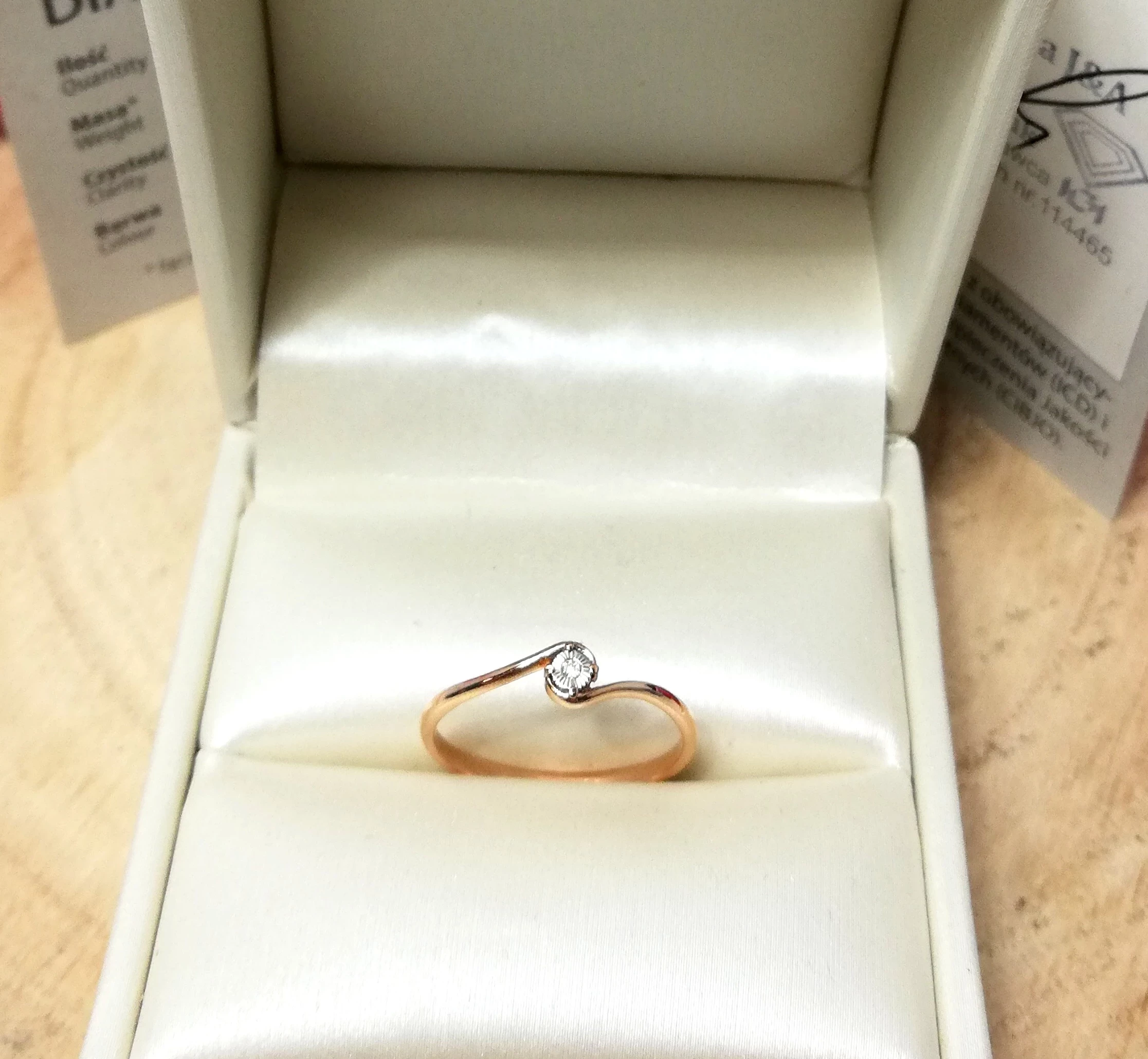 zloty-pierscionek-zreczynowy-z-brylantem-128g-585-r17-kolor-dominujacy-205826-225106