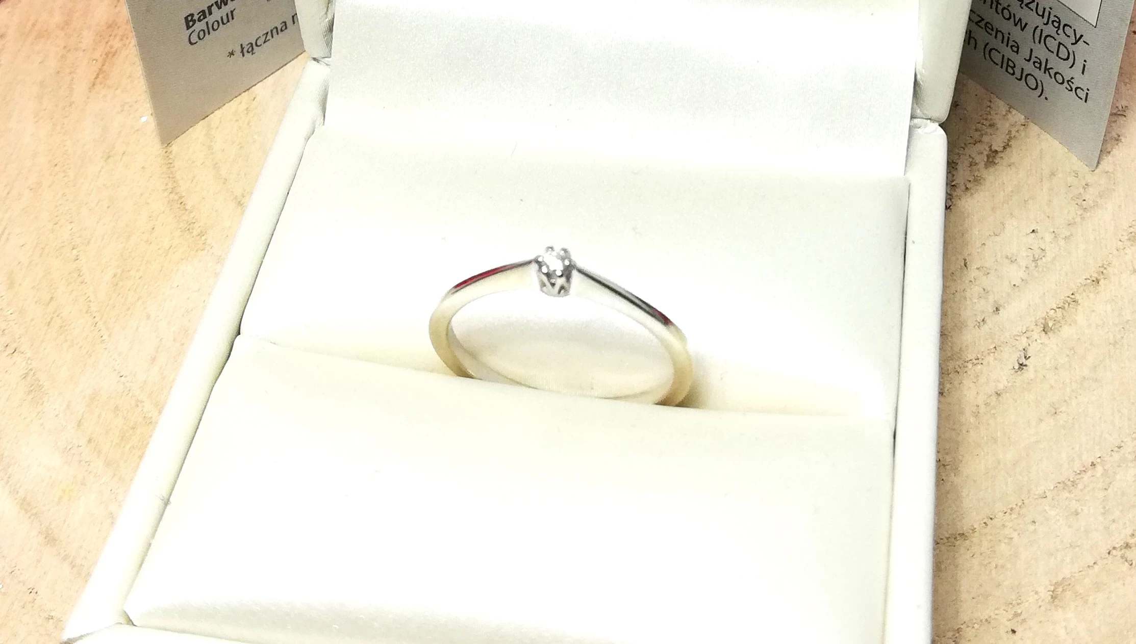 zloty-pierscionek-z-bialego-zlota-z-brylantem-wk-184gr-585-r165-3-maja-105-dabrowa-gornicza