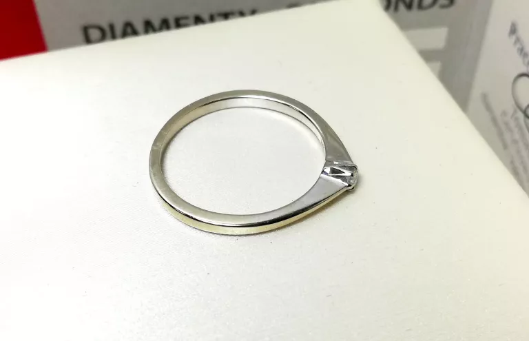 zloty-pierscionek-z-bialego-zlota-z-brylantem-wk-184gr-585-r165-kolor-dominujacy-205826-225106