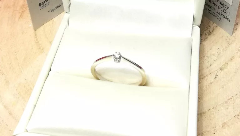 zloty-pierscionek-z-bialego-zlota-z-brylantem-wk-184gr-585-r165-3-maja-105-dabrowa-gornicza