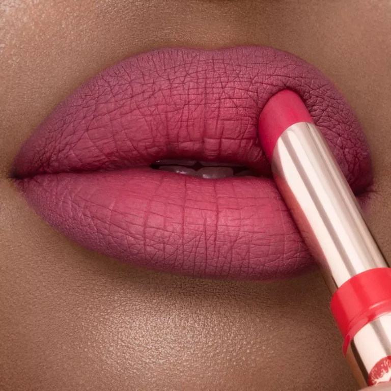 charlotte-tilbury-limitless-lucky-lips-raspberry-charm-pomadka-15g-ean-gtin-5056446604147