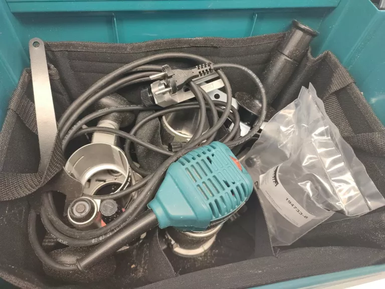 FREZARKA GÓRNOWRZECIONOWA MAKITA RT0700C 710W