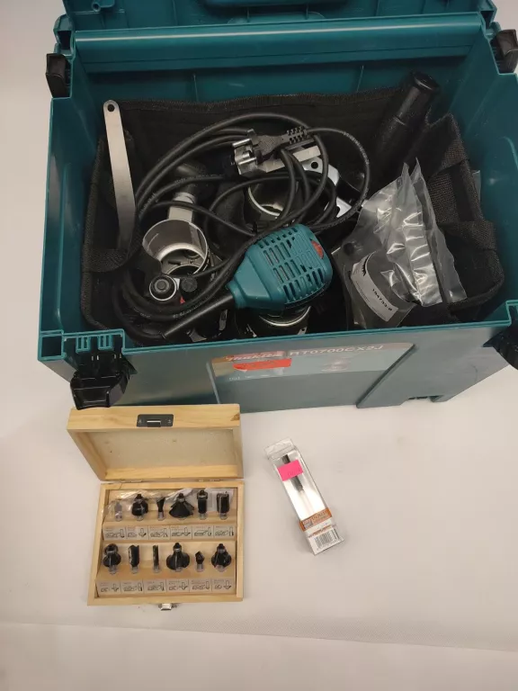 FREZARKA GÓRNOWRZECIONOWA MAKITA RT0700C 710W