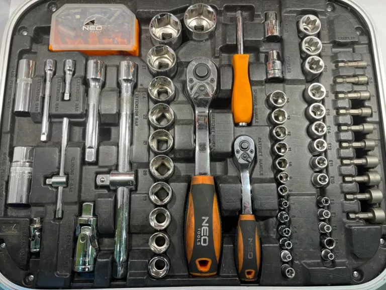 klucze-neo-tools-01-310-walizka-stan-11323-2