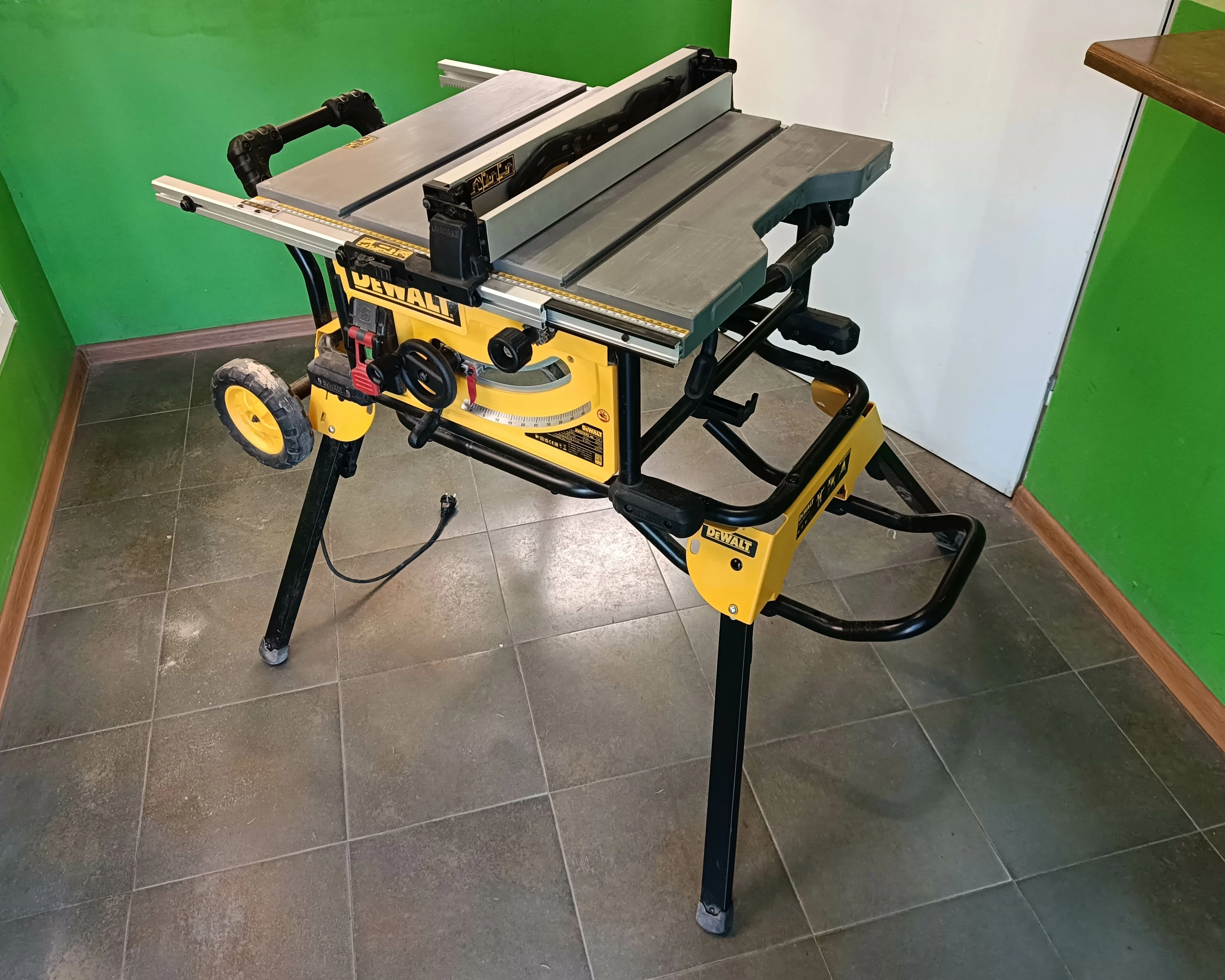 pila-stolowa-dewalt-dwe7492-2000w-stojak-dwe74911-maksymalna-moc-2000