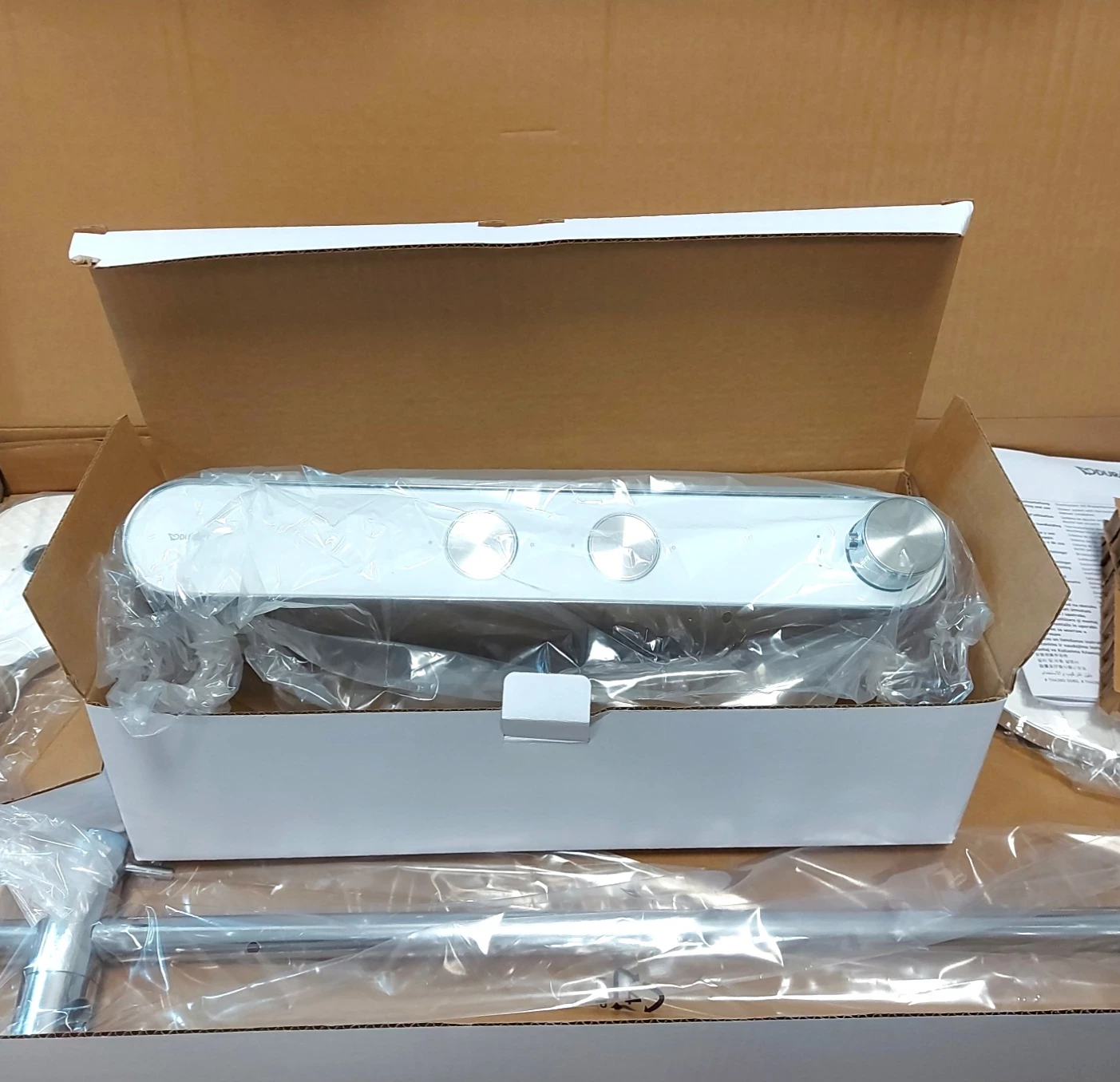 zestaw-prysznicowy-duravit-shower-system-th4380008005-z-termostatem-linia-shelf-1050-minusflow