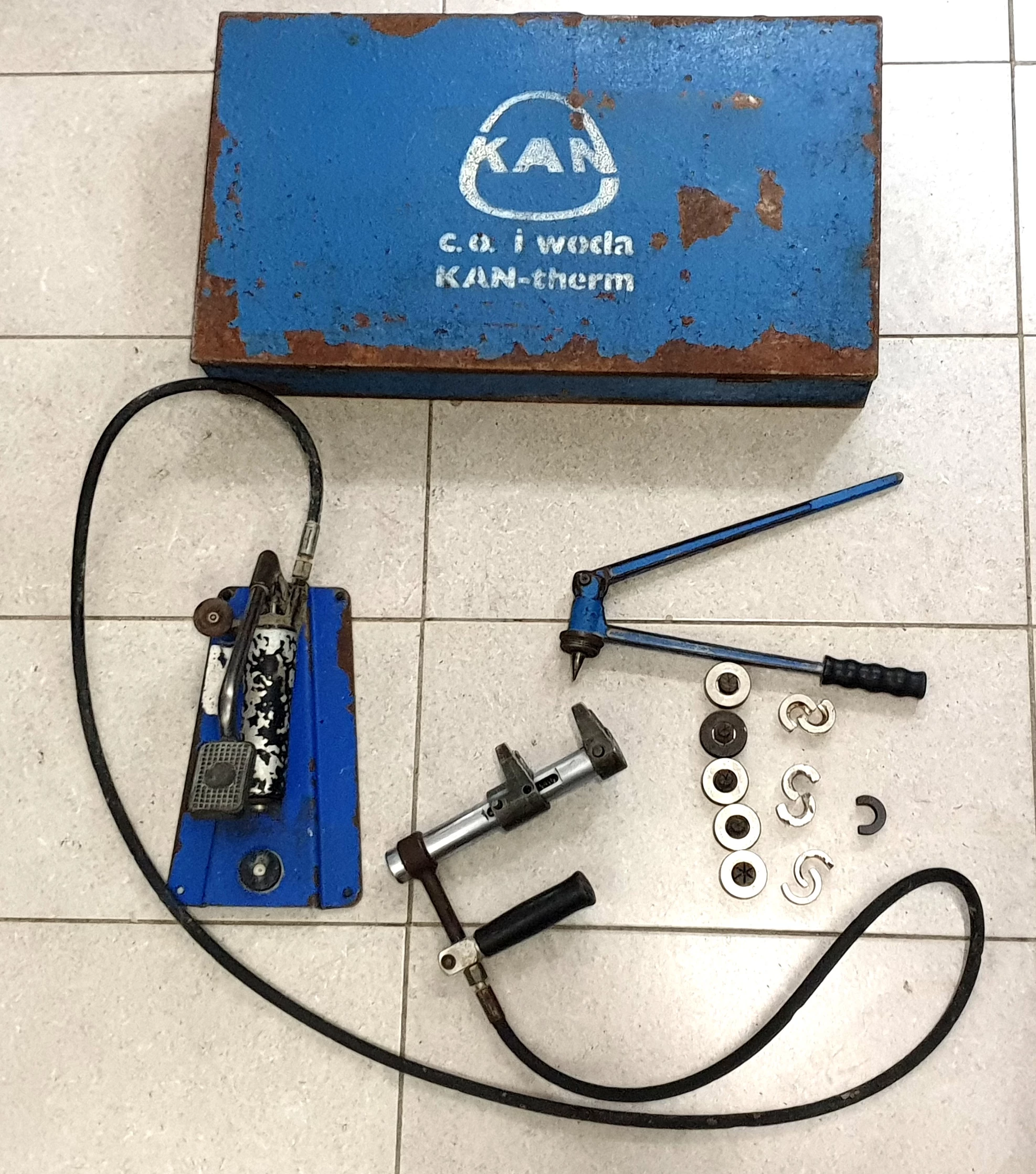 rozpierak-reczny-i-praska-hydrauliczna-z-napedem-noznym-kan-therm-kamieni-warszawska-162-lomianki