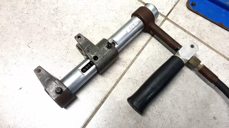 rozpierak-reczny-i-praska-hydrauliczna-z-napedem-noznym-kan-therm-kamieni-rodzaj-gwintownica