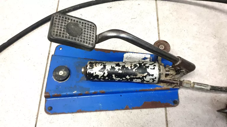ROZPIERAK RĘCZNY I PRASKA HYDRAULICZNA Z NAPĘDEM NOŻNYM KAN-THERM +KAMIENI