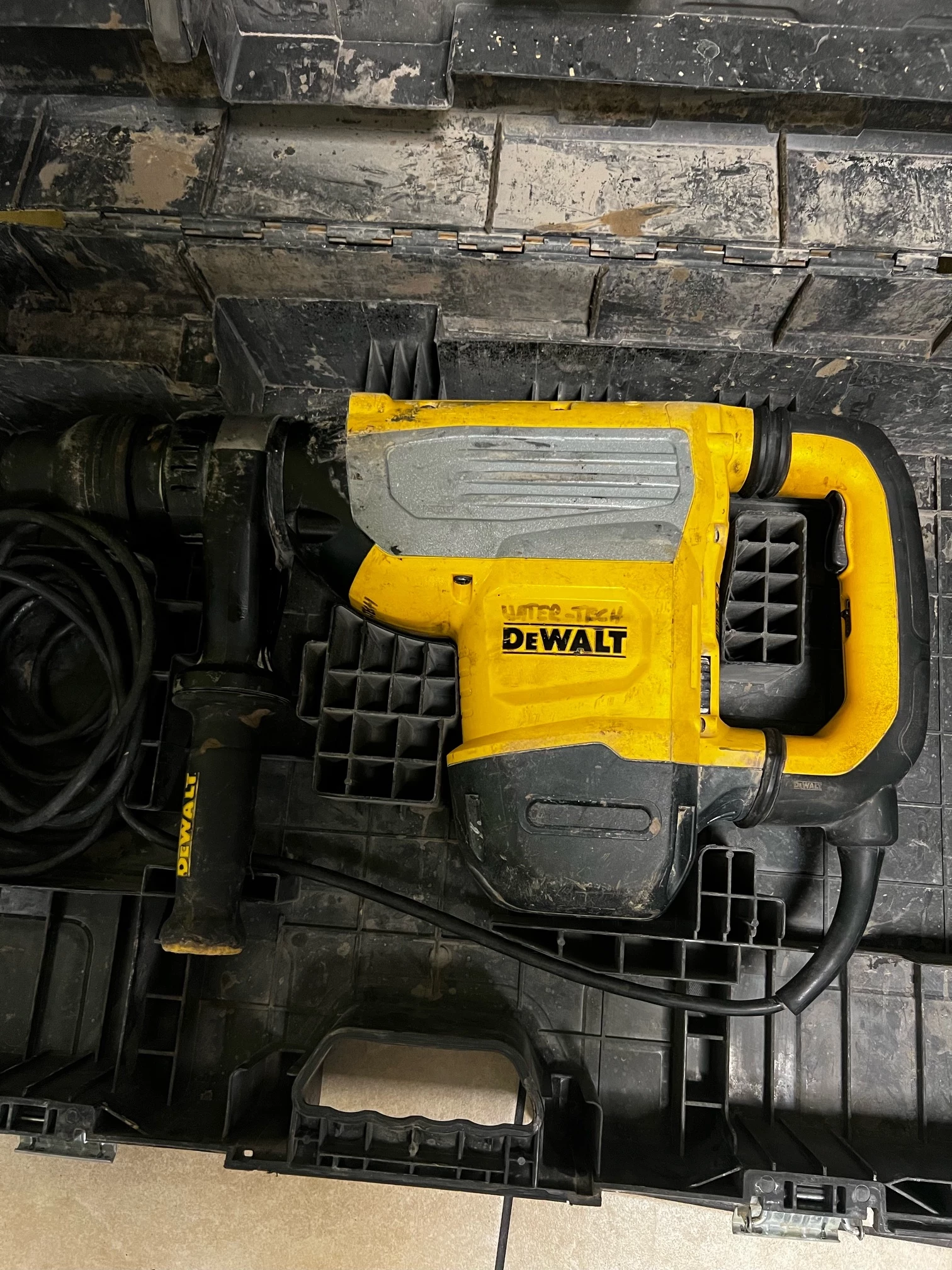 mlot-udarowy-dewalt-d25733-walizka-okazja-energia-udaru-133