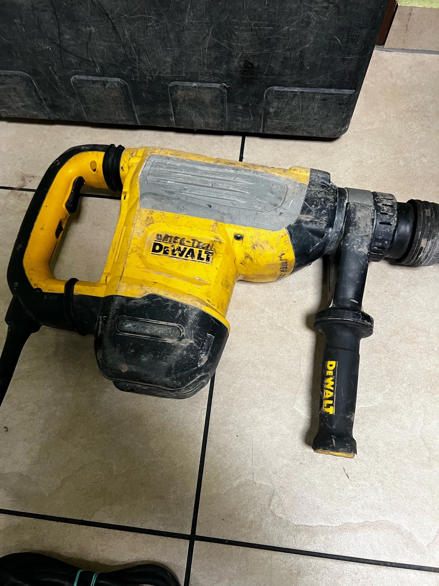 mlot-udarowy-dewalt-d25733-walizka-okazja-stan-uzywany