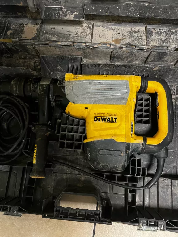 mlot-udarowy-dewalt-d25733-walizka-okazja-energia-udaru-133