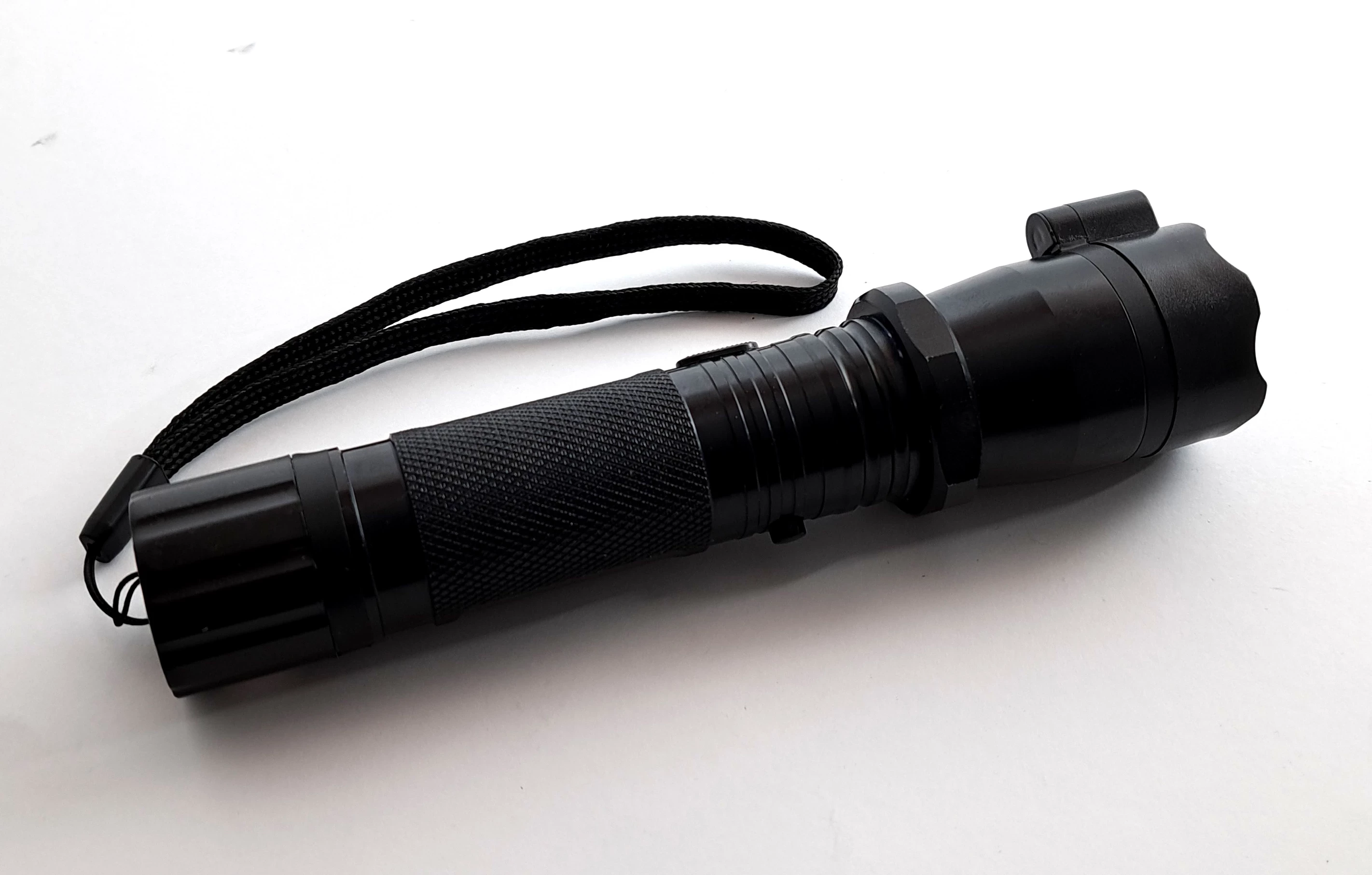 latarka-z-paralizatorem-police-99000kv-model-police