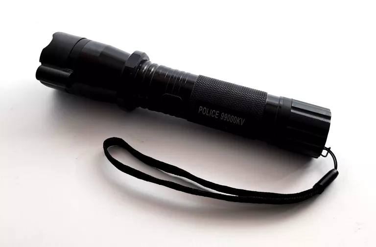 LATARKA Z PARALIZATOREM POLICE 99000KV