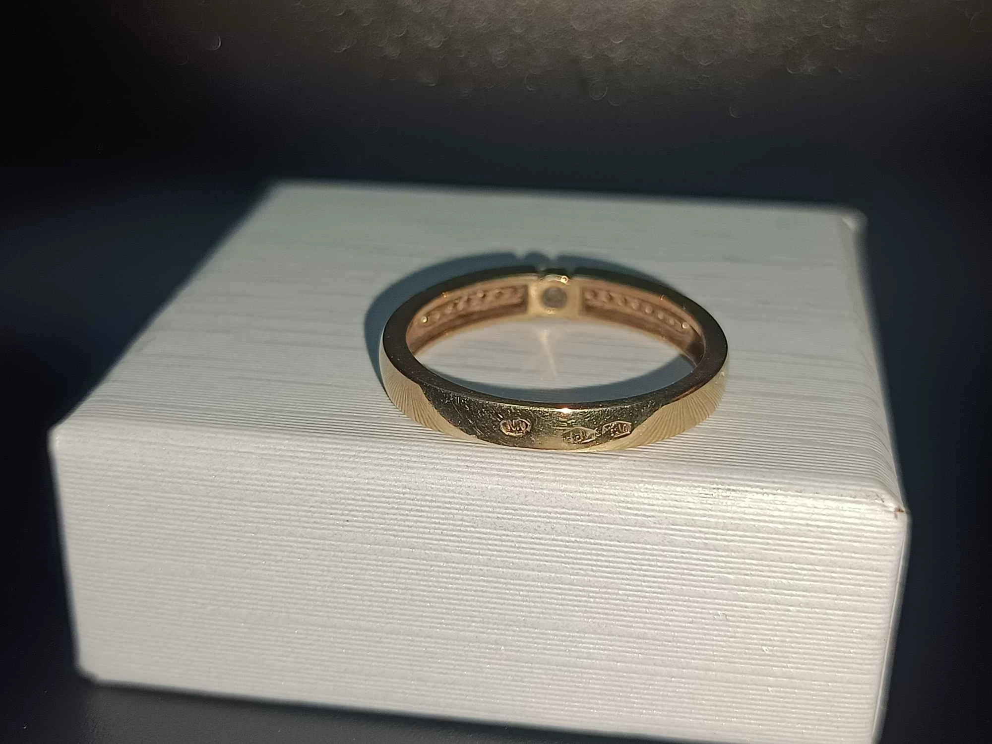 zloty-pierscionek-333-cechy-brak